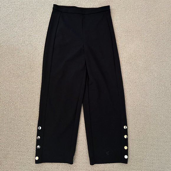 H&M Wide-Legged Cropped Trousers with Button Detailing - Picture 1 of 3